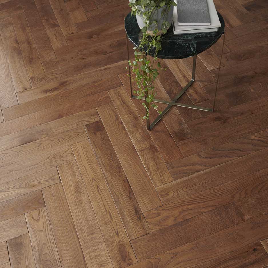 parquet en point de hongrie dans un salon 