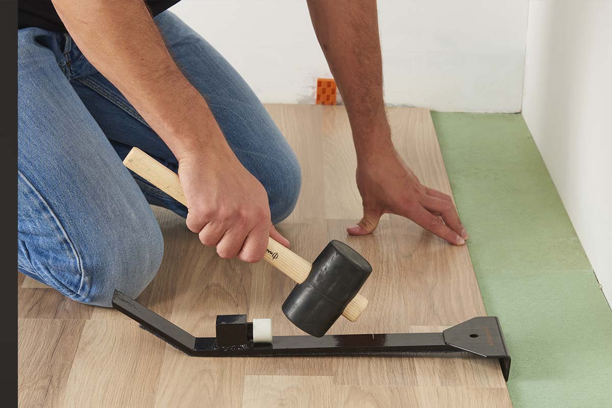 Rénovation d'un salon avec revêtement sol et peinture intérieure GoodHome 