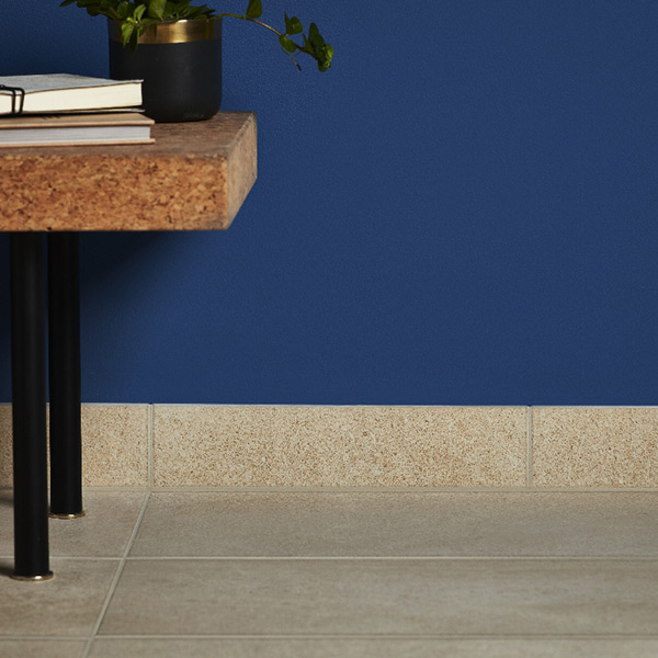 Les plinthes blanches et beiges