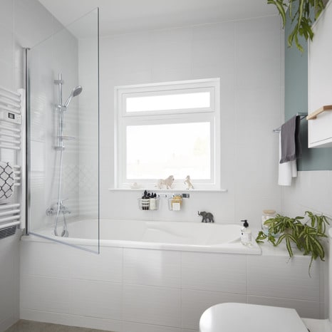 Panier d'angle en plastique transparent pour salle de bain avec ventouses  modele galet.