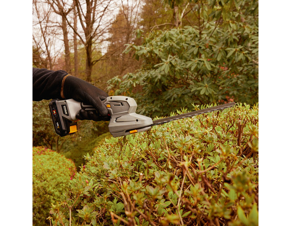 Cisaille 18 V sans fil + batterie lithium-ion 2Ah - Titan - Brico Dépôt