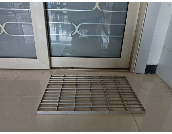 Tapis extérieur en acier galvanisé gris - 40x60 cm - Brico Dépôt