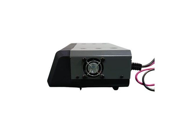 Chargeur de batterie avec fonction de démarrage - 26 x 8 x 26 cm - Racing - Brico Dépôt