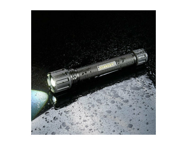 Lampe torche LED 800 lumens, 260 m de portée - Stanley - Brico Dépôt