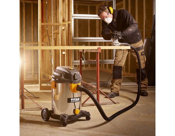 Aspirateur eau et poussière 30L 1400W avec accessoires et câble 5,5 m - Titan - Brico Dépôt