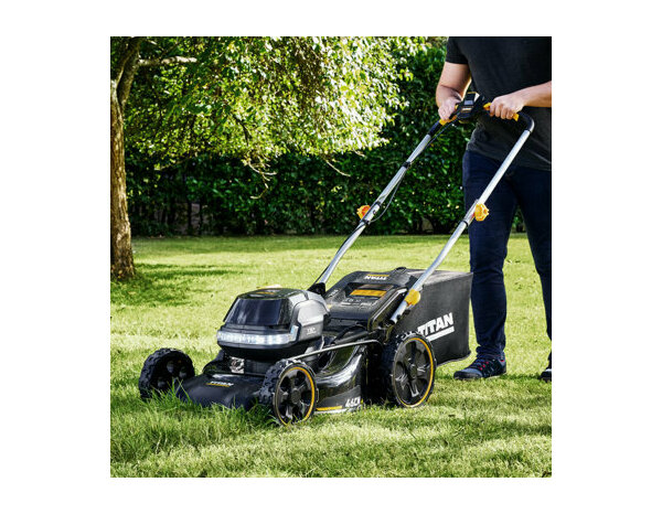 Tondeuse autopropulsée TITAN 46 cm batterie bitension 18v/36v - Titan - Brico Dépôt