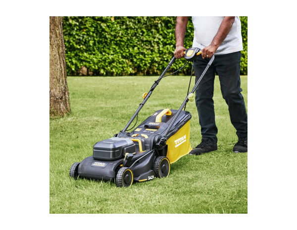 Tondeuse électrique 1400 W coupe 34 cm hauteur réglable mulching - Titan - Brico Dépôt