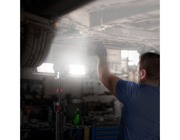 Projecteur de chantier rechargeable avec trépied 5000 lm rouge H. réglable 89 à 192 cm - Onelec - Brico Dépôt