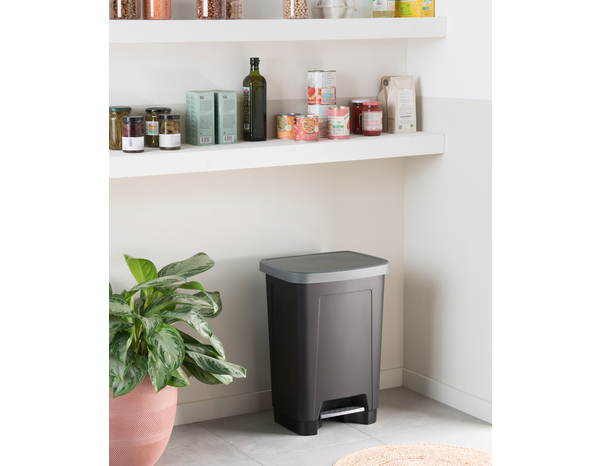 Poubelle à pédale plastique noir 25 L - 36 x 26,5 x 45,5 cm - Sundis - Brico Dépôt