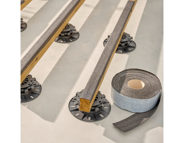 Bande d’étanchéité adhésive noire protection pour lambourdes 20 m x 8 cm - Brico Dépôt