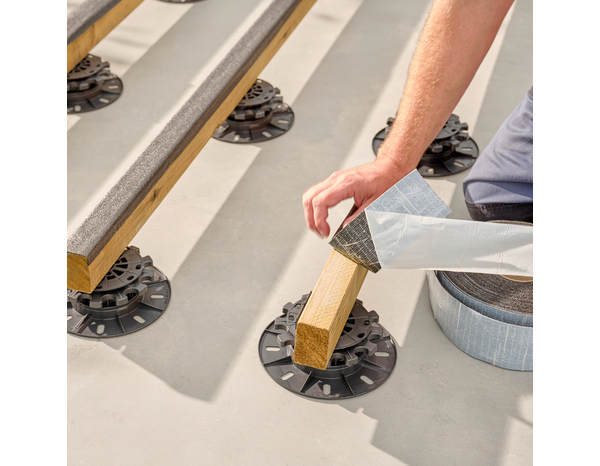 Bande d’étanchéité adhésive noire protection pour lambourdes 20 m x 8 cm - Brico Dépôt