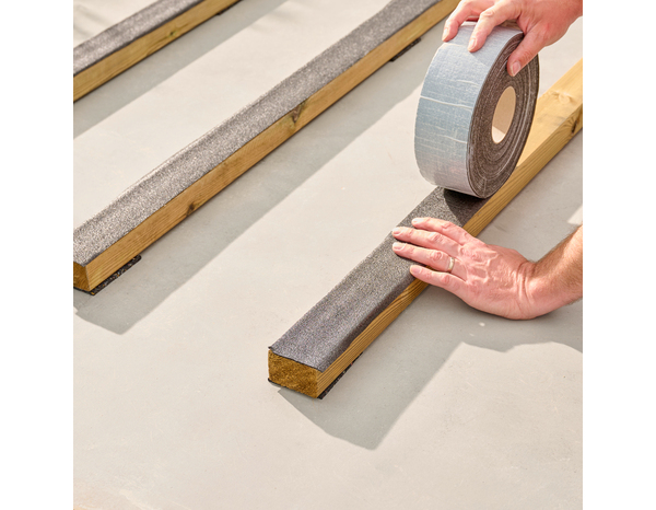 Bande d’étanchéité adhésive noire protection pour lambourdes 20 m x 8 cm - Brico Dépôt