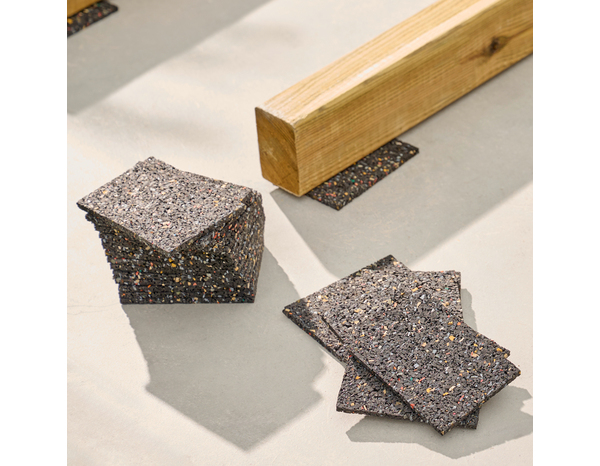 Patin en caoutchouc noir 10 x 7,5 cm pour protection lambourdes de terrasse - Brico Dépôt