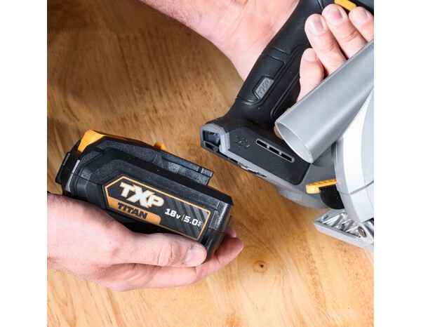 Scie circulaire sans fil 18 V brushless lame 165 mm et coupe 55 mm - Titan - Brico Dépôt