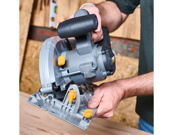 Scie circulaire sans fil 18 V brushless lame 165 mm et coupe 55 mm - Titan - Brico Dépôt