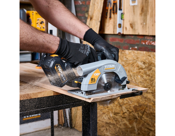 Scie circulaire sans fil 18 V brushless lame 165 mm et coupe 55 mm - Titan - Brico Dépôt