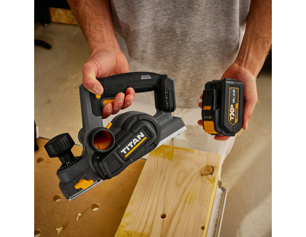 Rabot sans fil 18 V largeur 82 mm profondeur 2 mm feuillure 8 mm - Titan - Brico Dépôt