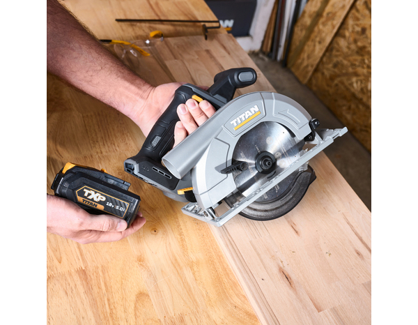 Scie circulaire sans fil 18 V diamètre 165 mm profondeur coupe 55 mm - Titan - Brico Dépôt