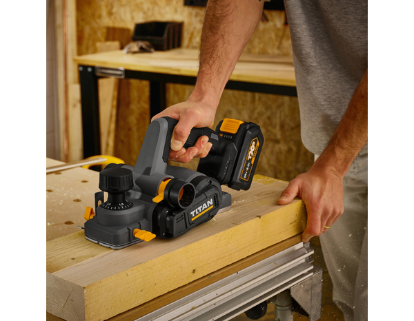 Rabot sans fil 18 V largeur 82 mm profondeur 2 mm feuillure 8 mm - Titan - Brico Dépôt