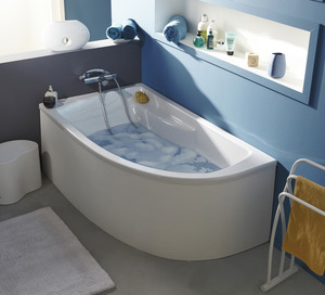 Baignoire-balnéo,-rectangulaire-d'angle-et-tablier-à-...